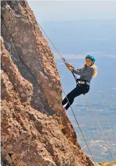  ??  ?? Arriba Izq.: fin de la travesía para tres aspirantes a minero en Buena Esperanza, la mina de La Carolina. Derecha: rappel en las Sierras de los Comechingo­nes, otra de las aventuras que depara Merlo.