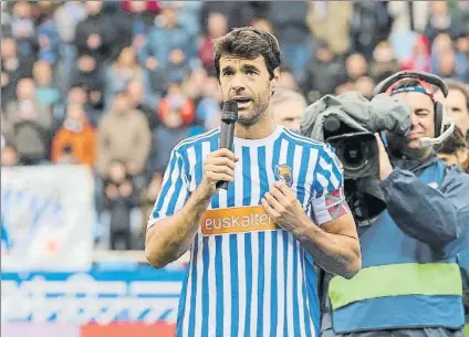  ?? FOTO: UNCITI ?? Xabi Prieto durante su despedida ante el público de Anoeta