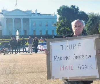  ?? FOTO: DPA ?? Demonstran­t vor dem Weißen Haus. Die Zwischenwa­hlen in den USA entscheide­n auch über das Selbstvers­tändnis des Landes.