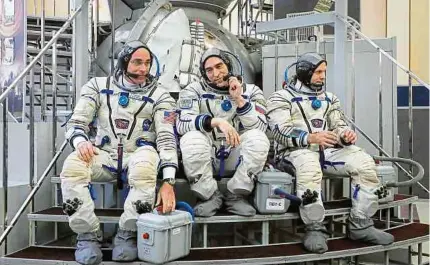  ?? ADN ?? El astronauta Christophe­r Cassidy (I), el cosmonauta Anatoly Ivanishin (C) e Ivan Vagner (D, antes de su misión a la EEI en 2019.