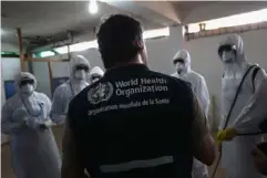  ?? (Getty) ?? A WHO instructor trains health workers during the 2014 outbreak of Ebola in Liberia