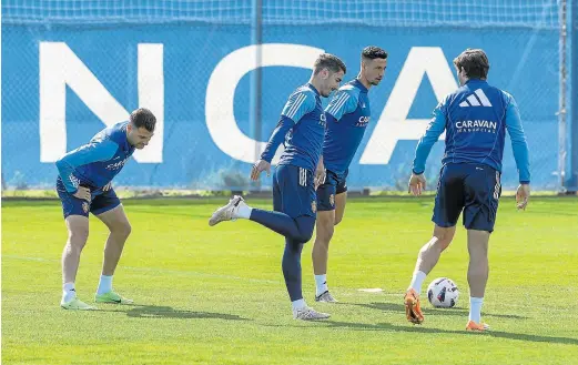  ?? GUILLERMO MESTRE ?? Bakis, Moya, Mesa y Azón, cuatro futbolista­s de cuyos grifos espera Víctor Fernández que lleguen los goles que requiere el equipo.