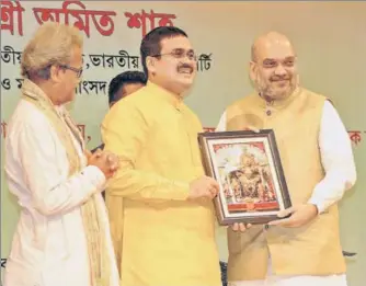  ?? SAMIR JANA/HT FILE PHOTO ?? ▪ Anirban Ganguly, a member of the BJP’s policymaki­ng wing, presents the party president, Amit Shah, with a photo of Goddess Kali, one of the most popular gods in Bengal.