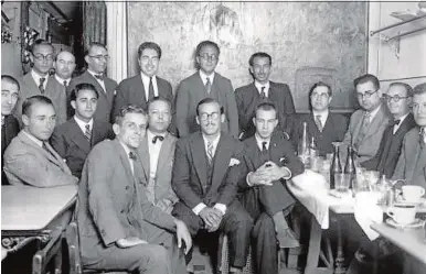  ?? ABC ?? Pla (sentado a la derecha) frecuentó la tertulia del Café Pombo con Gómez de la Serna