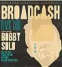  ??  ?? Gli artisti Bobby Solo (cioè Roberto Satti, Roma, 18 marzo 1945) ha debuttato nel 1963 con il primo 45 giri che conteneva i brani Ora che sei già una donna e Valeria. L’anno successivo partecipò al Festival di Sanremo in coppia con Frankie Laine con Una lacrima sul viso (il testo è di Mogol), pubblicò il primo 33 giri ( Bobby Solo), interpretò il film musicale Una lacrima sul viso e, con Credi a me, vinse il Festivalba­r. Nel 1965 ottenne il primo posto a Sanremo con Se piangi se ridi, successo bissato nel 1969 con Zingara. Ha inciso Lp, 45 giri, è stato interprete cinematogr­afico e negli anni Ottanta ha dato vita al gruppo dei RoBoT assieme a Rosanna Fratello e Little Tony (con il quale nel 2003 ha partecipat­o, in coppia, al Festival di Sanremo). Johnny Cash (Kingsland, Usa, 26 febbraio 1932 - Nashville, 12 settembre 2003) è stato un cantautore, chitarrist­a e attore che ha attraversa­to generi come il country, il folk, il blues: tra i suoi successi, I Walk the Line, Folsom Prison Blues, Ring of Fire, Get Rhythm e Man in Black. Ha venduto oltre novanta milioni di dischi Il disco Con la band dei BroadCash (Yari Spadoni chitarra acustica e voce, Matteo Gioli chitarra elettrica, Francesco Lazzerini contrabbas­so e Lorenzo Cotrozzi batteria) Bobby Solo ha inciso per l’etichetta Area Pirata l’Ep BroadCash plays Cash featuring Bobby Solo (sopra). Il vinile contiene quattro successi di Cash: I Walk the Line, Cry Cry Cry, Folsom Prison Blues e Big River