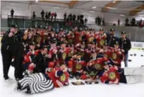  ?? FOTO: MAGNUS CLASSON ?? VINNARSKAL­LAR. Stockholm Nord lyckades efter många om och men ta hem tv-pucken.