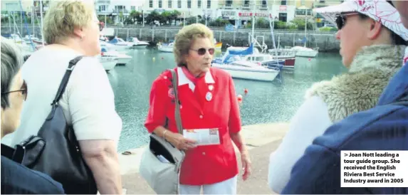  ??  ?? > Joan Nott leading a tour guide group. She received the English Riviera Best Service Industry award in 2005