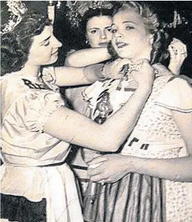  ??  ?? Otros tiempos. Francisca Jahan Pesetti al ser coronada, en 1952.