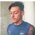  ?? FOTO: DPA ?? Mesut Özil geht zum Training des FC Arsenal in Singapur.