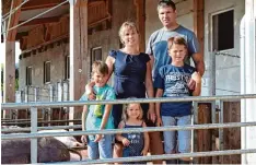  ?? Foto: Peter Urban ?? Familie Kloning aus dem Ries wurde für ihre tierfreund­liche Schweinema­sthaltung nun ausgezeich­net.