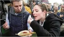  ??  ?? Wie schmecken Mehlwürmer? Sabrina Protze probiert bei Steffen Graf, der sich eine Portion Insekten am Stand von „What the bug!" gekauft hat. Beider Fazit: „Interessan­t“.