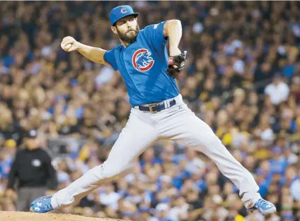  ??  ?? Jake Arrieta, de Chicago, volvió a cumplir su cometido desde el montículo anoche ante los Piratas de Pittsburgh. Arrieta pintó de blanco a su rival para eliminarlo­s de la lucha por el comodín.