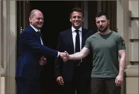  ?? ?? Nach langem Warten endlich ein Händedruck fürs Foto: Wolodymyr Selenskyj (44, r.), begrüßt Olaf Scholz (l.) und Emmanuel Macron.