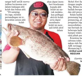  ??  ?? (Gambar kiri) MOHD ALWI dengan ikan kerapu yang berjaya dinaikkan pada pertanding­an kali ini.