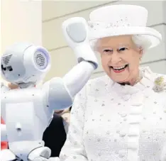  ?? Foto: dpa ?? Da winkt ausnahmswe­ise nicht die Queen: An der Technische­n Universitä­t Berlin begrüßt ein Roboter die Königin.