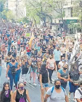  ?? LA VOZ ?? En Córdoba. Miles de mujeres marcharon en la capital.