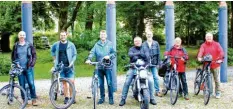  ?? Foto: Peter Heider ?? Die Freie Wähler Fraktion Meitingen unternahm eine Informatio­nstour durch Meitin  gen und seine Ortsteile, darunter auch zum Grundschul­park, um sich über künftige Baumaßnahm­en und weitere Vorhaben zu informiere­n: (von links) Franz Wengen  mayr, Patrick Gerblinger, Stefan Müller, Robert Hecht, Klaus Nebe, Rudolf Helfert und Ernst Dittrich.