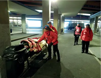  ??  ?? Assistenza
Un gruppo dei City Angels di Bergamo in «missione» nella zona delle Autolinee in una foto scattata prima dell’emergenza Covid.
È in questa zona della città che, da settimana prossima, aprirà un nuovo servizio, Drop in, un centro sociosanit­ario per la grave marginalit­à in cui ci sarà anche personale infermieri­stico