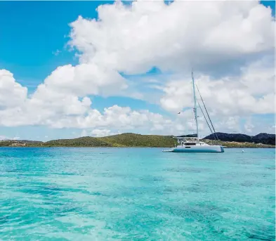  ?? xavier garcia / fotoperiod­ista ?? La belleza de Isla Culebrita, las playas y el Faro de Culebrita. Al lado, Germán Amaro Rivera y Jaqueline Reyes Romero, propietari­os H2O Water Taxi en Culebra.