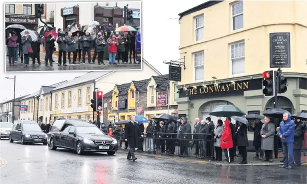  ?? GAYLE MARSH ?? Mourners line the street at the Conway Inn, Aberdare, to pay their last respects to John and Gail
Evill
