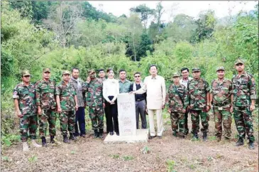  ?? FN ?? Senior minister in charge of border affairs Var Kimhong (center right) and Koy Pisey (centre left), deputy head of the permanent secretaria­t of the National Authority for Border Affairs in Tbong Khmum on Friday.