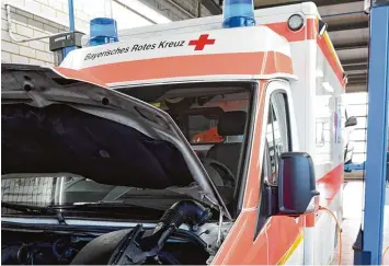  ?? Foto: Bernhard Weizenegge­r ?? Fahrzeuge des Rettungsdi­enstes müssen häufiger in die Werkstatt (wie hier in Günzburg).