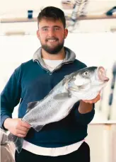  ??  ?? David Penisson vient de pêcher un beau bar de plusieurs kilos.