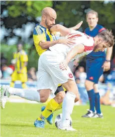  ?? FOTO: CHRISTIAN METZ ?? Der große Erfolg in der Relegation gegen den SV Weingarten (rechts Slavisa Dakovic) ist für den FC Leutkirch (Daniel Biechele) Geschichte – jetzt gilt es, in der Landesliga zu bestehen.