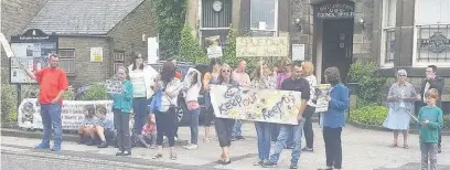  ??  ?? ●● The protest against plans to scrap free buses to Tytheringt­on School from Bollington