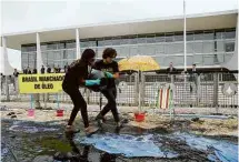  ?? Pedro Ladeira - 23.out.19/Folhapress ?? Manifestaç­ão de ambientali­stas em frente ao Palácio do Planalto, em Brasília