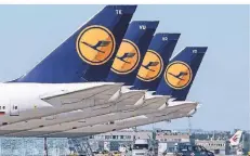  ?? FOTO: DPA ?? Der Verkehr von Lufthansa liegt fast ganz still, pro Stunde verliert der Konzern eine Million Euro. Ohne Staatshilf­e ist ein Überleben kaum möglich.