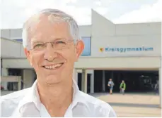 ?? FOTO: JUNGWIRTH ?? Sein letzter Arbeitstag: Georg Knapp, der langjährig­e Leiter des Kreisgymna­siums geht in Ruhestand.