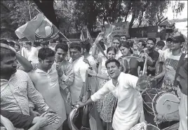  ?? ARUN SHARMA/HT PHOTO ?? NSUI members celebrate Ahmed Patel's victory in New Delhi on Wednesday.