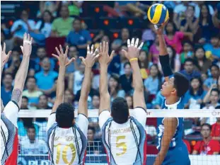  ?? JOEY MENDOZA ?? The Philippine­s’ Alnakran Abdilla (right) goes for a power tip against Qatar’s Mohamed Amer Abdulla and Mohamed Alhachdadi Hachad.