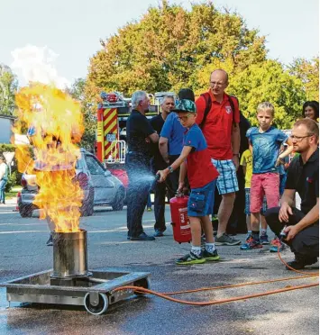  ?? Fotos: Johann Steiger ?? Jakob Dümmer aus Neuburg Heinrichsh­eim bekämpft den Brand konzentrie­rt mit einem Feuerlösch­er.