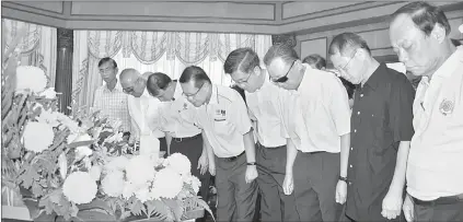  ??  ?? (From second left) Yii, Ting and Lee pay their last respects.