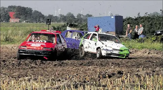  ?? BILD: VERANSTALT­ER ?? Keinen Zentimeter nachgeben: Beim Autocross kommt es im Kampf um die besten Plätze zu häufigen und meist spektakulä­ren Überholman­övern. Kleine Schäden an den Autos sind dabei keine Seltenheit.