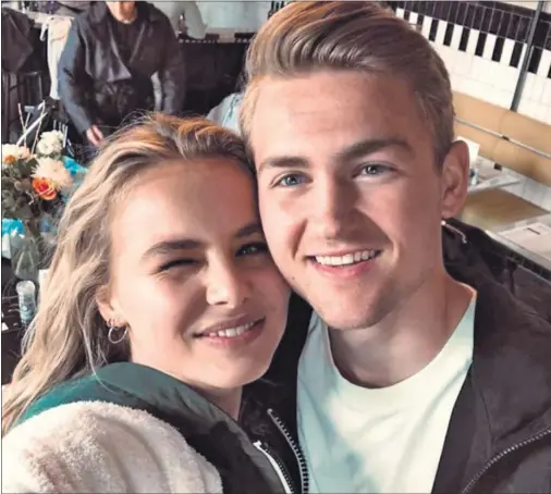  ??  ?? PRIMERO, LAS VACACIONES. De Ligt, junto a su novia Annekee Molenaar en su primer día de vacaciones, deshoja la margarita de su futuro.