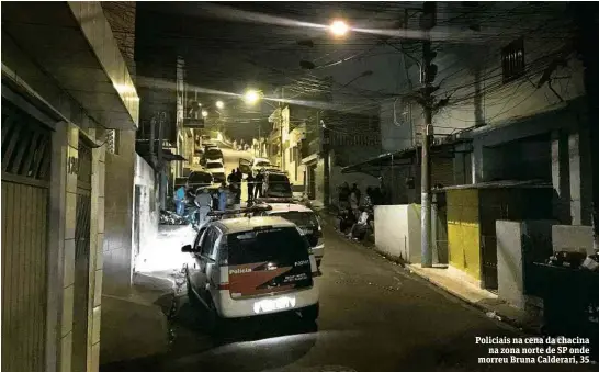  ?? Mario Angelo - 9.nov.2017/Sigmapress/Folhapress ?? Policiais na cena da chacina na zona norte de SP onde morreu Bruna Calderari, 35