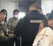  ?? (Photo D.Cx) ?? Le commandant de bord a tenu ses engagement­s. Comité d’accueil pour les passagers du Paris-Nice qui ont refusé de porter le masque, hier.