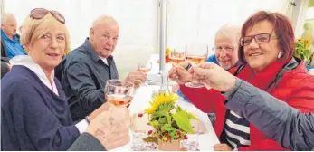  ?? FOTO: MARKUS LEHMANN ?? Prost: Die Treppacher feierten mit dem ersten Weinfest Premiere.