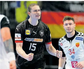  ?? FOTO: ANDERSEN/AFP ?? Juri Knorr ballt die Fäuste – gerade hat der Spielmache­r der deutschen Handball-Nationalma­nnschaft einen Wurf im Tor der Nordmazedo­nier versenkt. Knorr präsentier­te sich in bester Spiellaune.