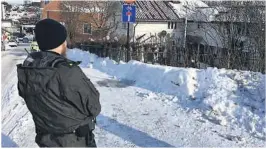  ??  ?? TYDELIGE SPOR: Sporene i snøen viser hvor bilen har kjørt.