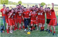  ?? Foto: Uta Wittke ?? Die Spieler der SGM Ingstetten/Schießen jubelten nach dem 2:0 Sieg über den SSV Illerberg/Thal über den Turniersie­g in Beuren.