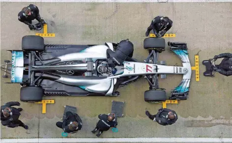  ?? FOTO: SCARFF/AFP ?? Der Mercedes von Neuzugang Valtteri Bottas wird fit gemacht für das erste Saisonrenn­en.