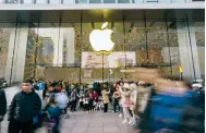  ?? Photo: Bloomberg ?? Shoppers outside an Apple store in Shanghai. The US remains the top destinatio­n for top-tier AI researcher­s to work.