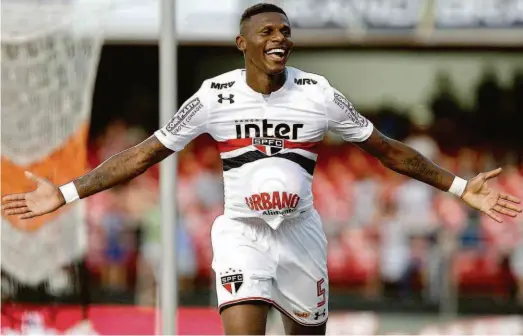  ?? : Daniel Vorley/agif ?? Com a bola debaixo da camisa, o zagueiro Arboleda abre o largo sorriso para comemorar o gol da virada do São Paulo no Morumbi; o Tricolor jogou sob os olhares de Diego Aguirre, venceu o Red Bull por 3 a 1 e se classifico­u em primeiro lugar no Grupo B...