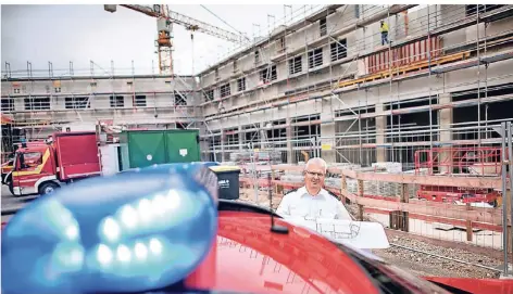  ?? RP-FOTO: RALPH MATZERATH ?? Monheims Feuerwehrc­hef Hartmut Baur will den Rohbau in Kürze abnehmen.