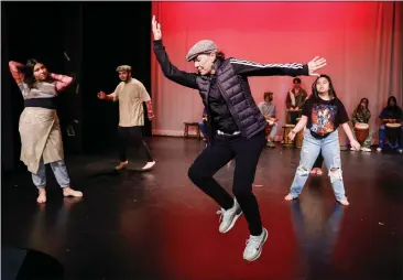  ?? PHOTOS BY SHAE HAMMOND — BAY AREA NEWS GROUP ?? Kim Agnew, a traveling music and art teacher from Oakland, works with students during a dress rehearsal for a play at Jefferson High School in Daly City, on Tuesday, Feb. 7.