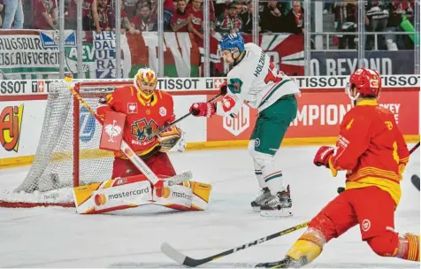  ?? Foto: Siegfried Kerpf ?? Lange hielten die Augsburger Panther (Mitte Thomas Holzmann) die Partie gegen den EHC Biel offen, doch in der Verlängeru­ng schlugen die Schweizer zu und erzielten das 2:1. Damit sind die Augsburger aus der Champions Hockey League ausgeschie­den.